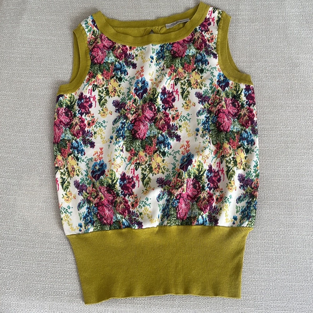 New with tag. Stylish  blouse Back - jersey. Printed thick crepe on the front